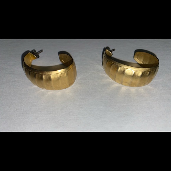 Hoop Earrings color gold. - Picture 5 of 9